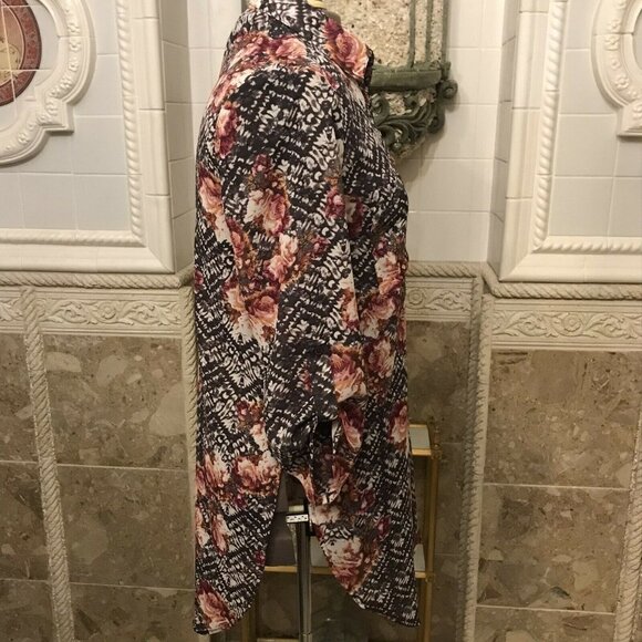 Vincente Milan New York Paris. Size Medium. Tunic. Semi Sheer. Tabs. B21 - Picture 3 of 5